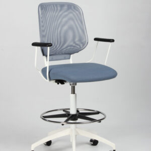 Savo Invite Vit høj konferencestol med armlæn og fodring - lys blå/hvid