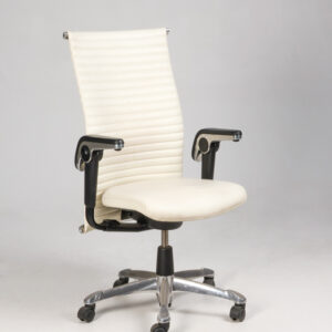 HÅG H09 Inspiration konferencestol med armlæn - cremehvid læder