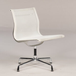 Eames Vitra EA105 konferencestol med drejestel - cremehvid mesh