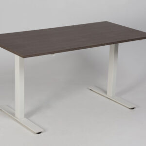 Kinnarps manuelt hæve sænkebord - brun træstruktur