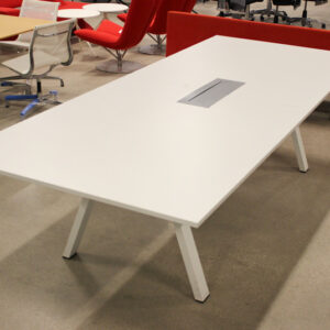 Konferencebord med strømforsyning - hvid laminat