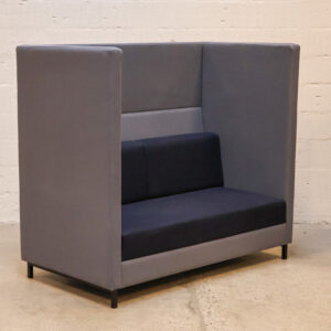 Sofa med akustikvægge - mørkeblå med grå og gråblå vægge