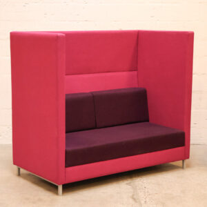 Sofa med akustikvægge - bordeaux med pink vægge