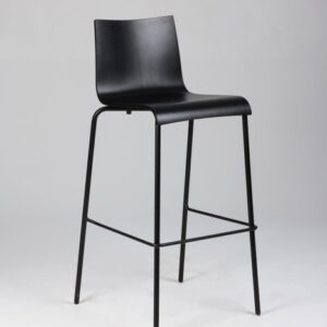 Barstol i krydsfiner med sort melamin overflade