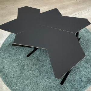 AiR Compete NDG04 hæve-sænkeborde arbejdsstation - sort linoleum med MDF-kant