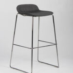 grå barstol