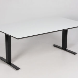 Swedstyle hæve sænkebord - hvid laminat med sort kant