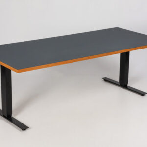 Swedstyle hæve sænkebord - grå nano-laminat med egetræskant/sort stel