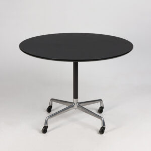 Eames Segmented Table mødebord med hjul - sort linoleum
