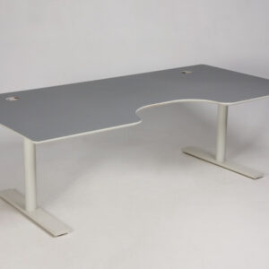 Linak hæve sænkebord med mavebue - grå linoleum/hvidt stel