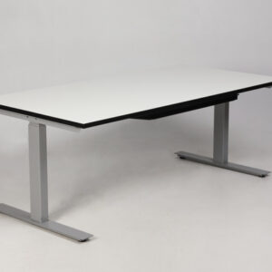 Linak hæve sænkebord med laptopskuffe - hvid laminat med sort kant