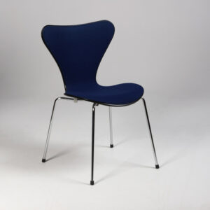 Arne Jacobsen 3107 Syv'er stol - sort/blå uld