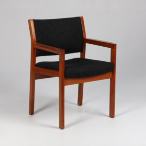 Christian Hvidt 420 mødestol med armlæn - mørkegrå/mahogni