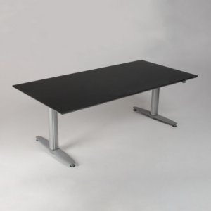 Kinnarps Serie (T) hæve-sænkebord - sort linoleum