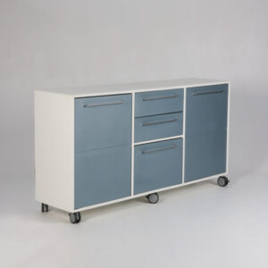 Lavt skab på hjul - hvid/blåmetallic laminat
