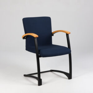 Kinnarps Arcus konferencestol med armlæn - mørkeblå xtreme/birk