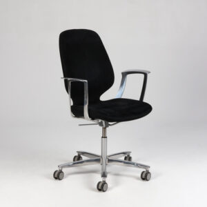 Kinnarps Monroe konferencestol med armlæn - sort alcantara/poleret stål